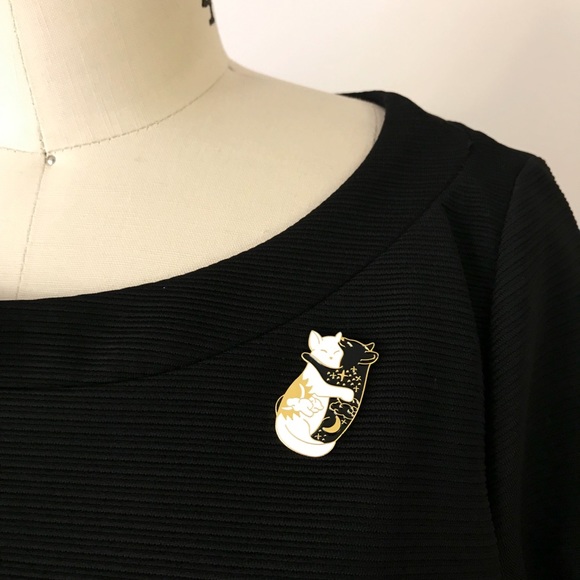 Yin & Yang Kitty Cat Enamel Pin Button Brooch - Picture 2 of 3